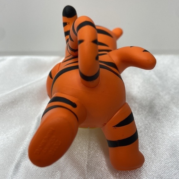 Hallmark Keepsake Disney Winnie the Pooh And Tigger Too Hallmark Ornament 2018 - Picture 8 of 11